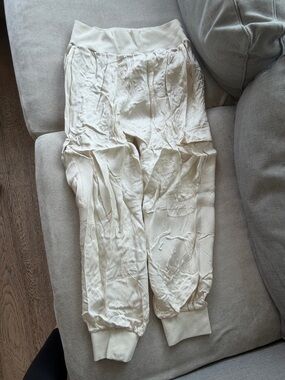 Cinq à Sept 'Giles' Crepe Cargo Jogger Pants, Alabaster - L